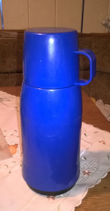 blauer Getränke Behälter