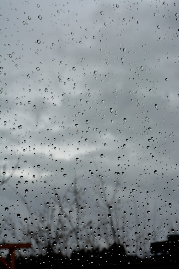Regentropfen die an mein Fenster klopfen